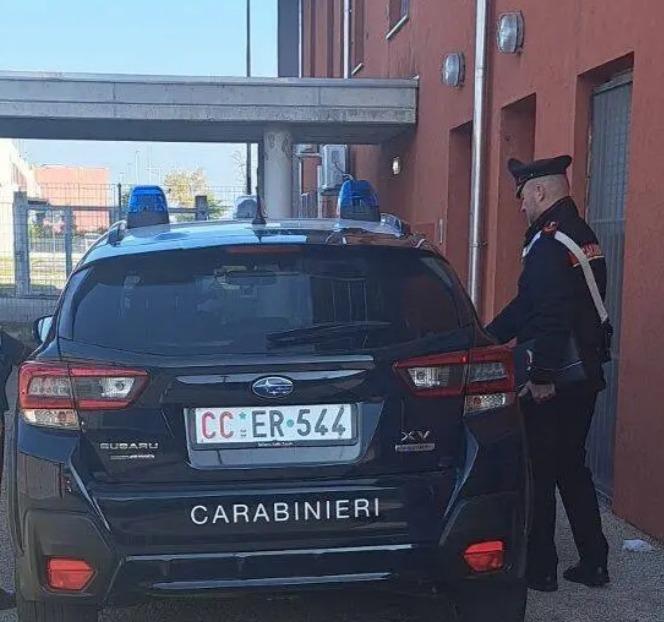 Commerciante aggredita con un cacciavite: «Viviamo nell’ansia che torni»