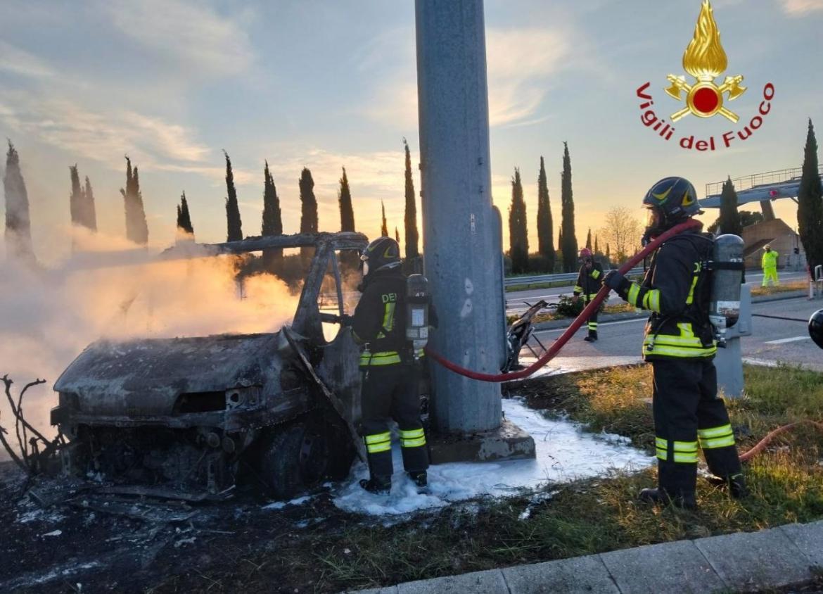 Rosignano, camper in fiamme al casello dell’autostrada