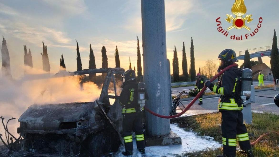 Rosignano, camper in fiamme al casello dell’autostrada