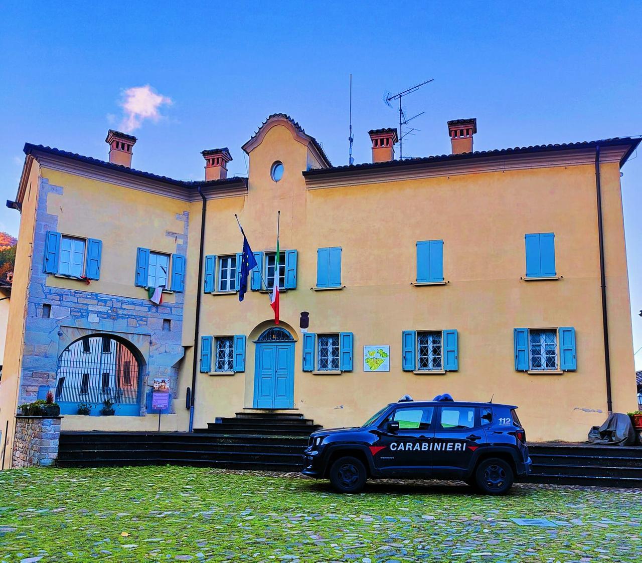 Svuota i conti degli anziani genitori per oltre 44mila euro e ruba la corrente al fratello: denunciato 41enne