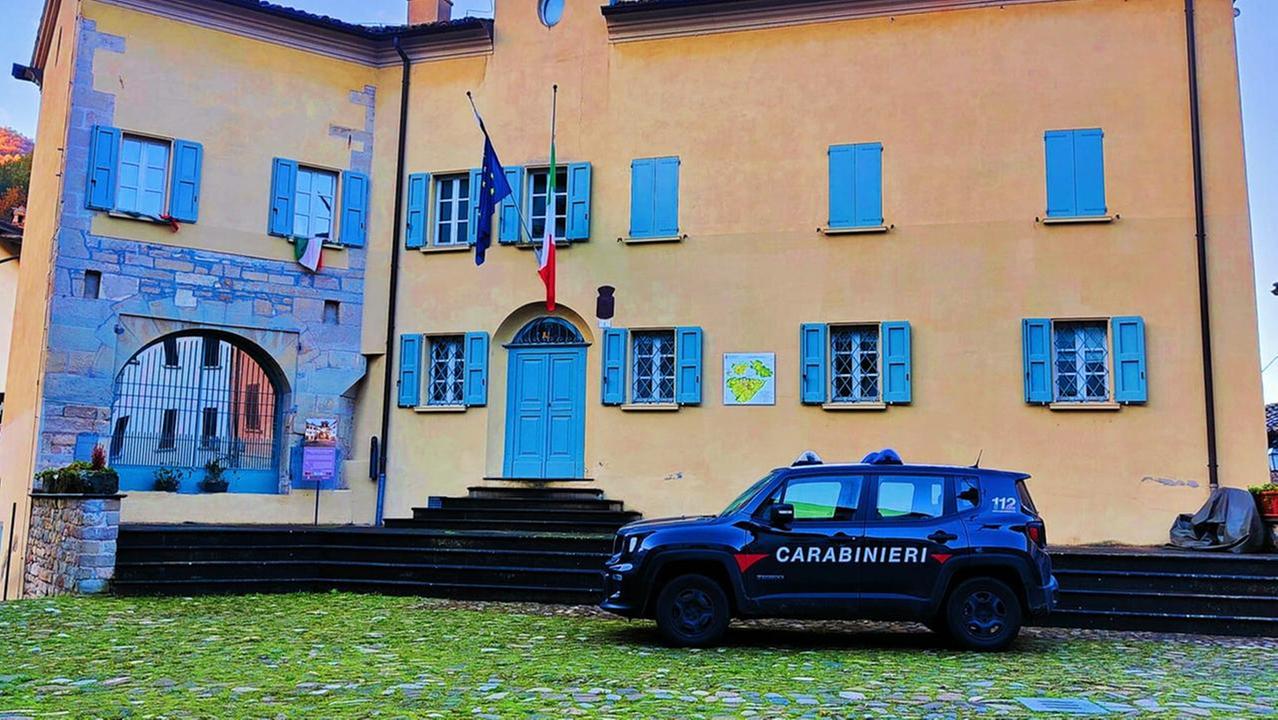 Svuota i conti degli anziani genitori per oltre 44mila euro e ruba la corrente al fratello: denunciato 41enne