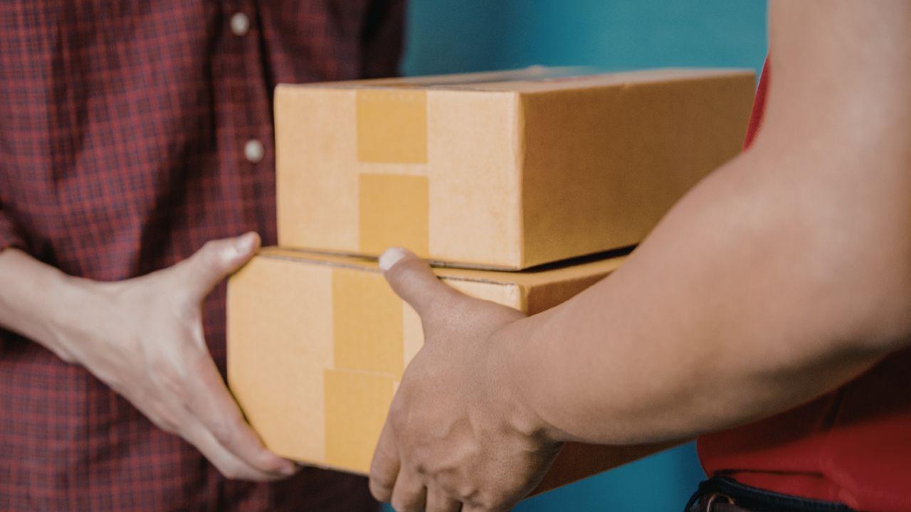 Finto rimborso Amazon, arriva un assegno a casa: ecco la truffa che ti svuota il conto