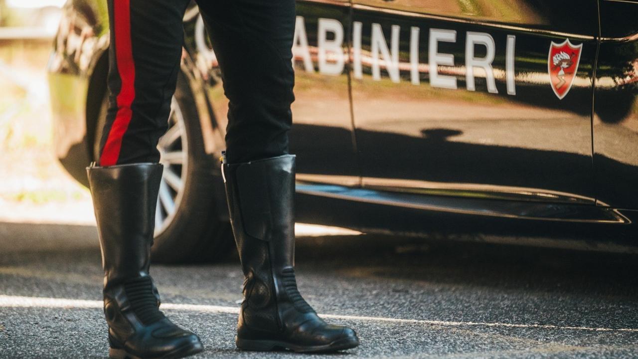 Picchia, segrega e minaccia la moglie incinta con una spada giapponese, arrestato 19enne