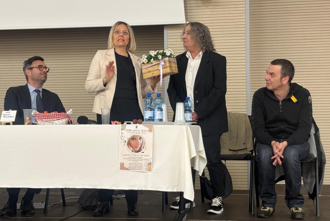 
	L'annuncio dell'intitolazione della biblioteca di Concordia ad Alice Neri alla presenza di mamma e fratello

