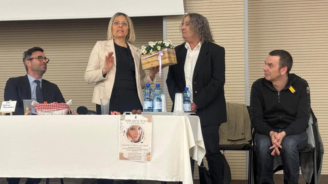 L'annuncio dell'intitolazione della biblioteca di Concordia ad Alice Neri alla presenza di mamma e fratello