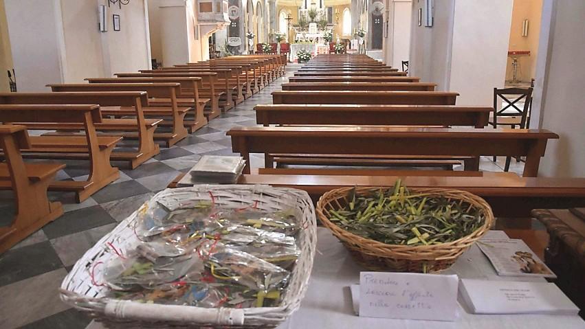 Rubano le palme per la messa della domenica e le rivendono fuori dal supermercato: sospetti su due donne