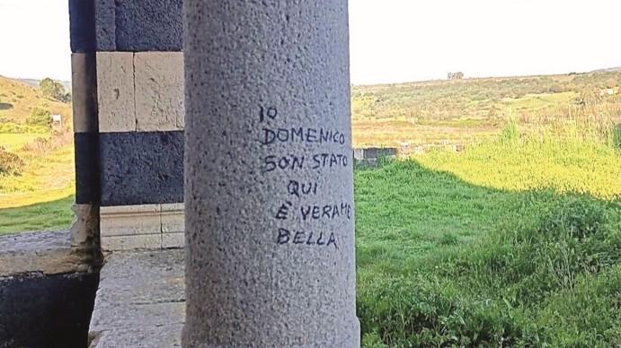 «Io sono stato qui, è veramente bella». E lo scrive sul colonnato romanico di Saccargia - La denuncia