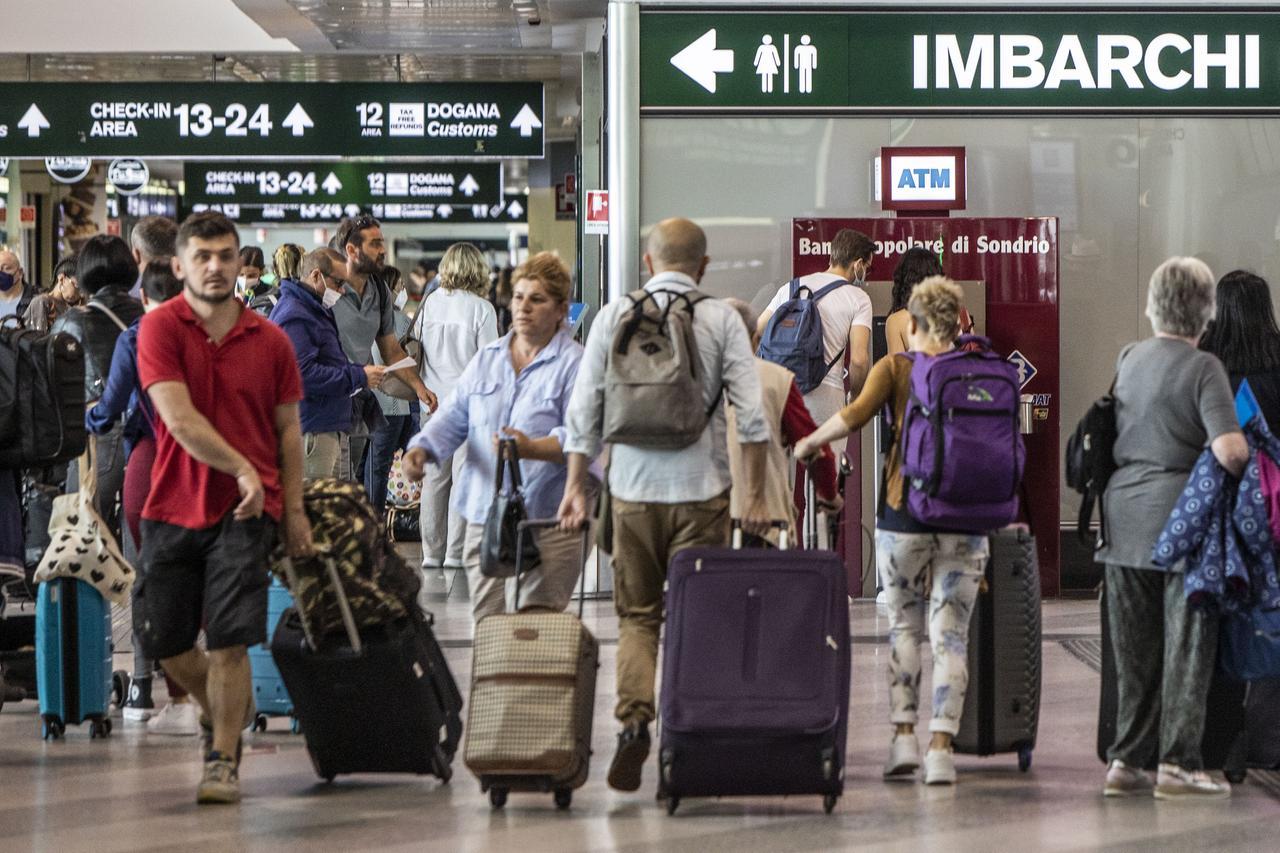 I turisti stranieri in Sardegna superano quelli italiani, ecco come cambia il mercato: tutti i numeri