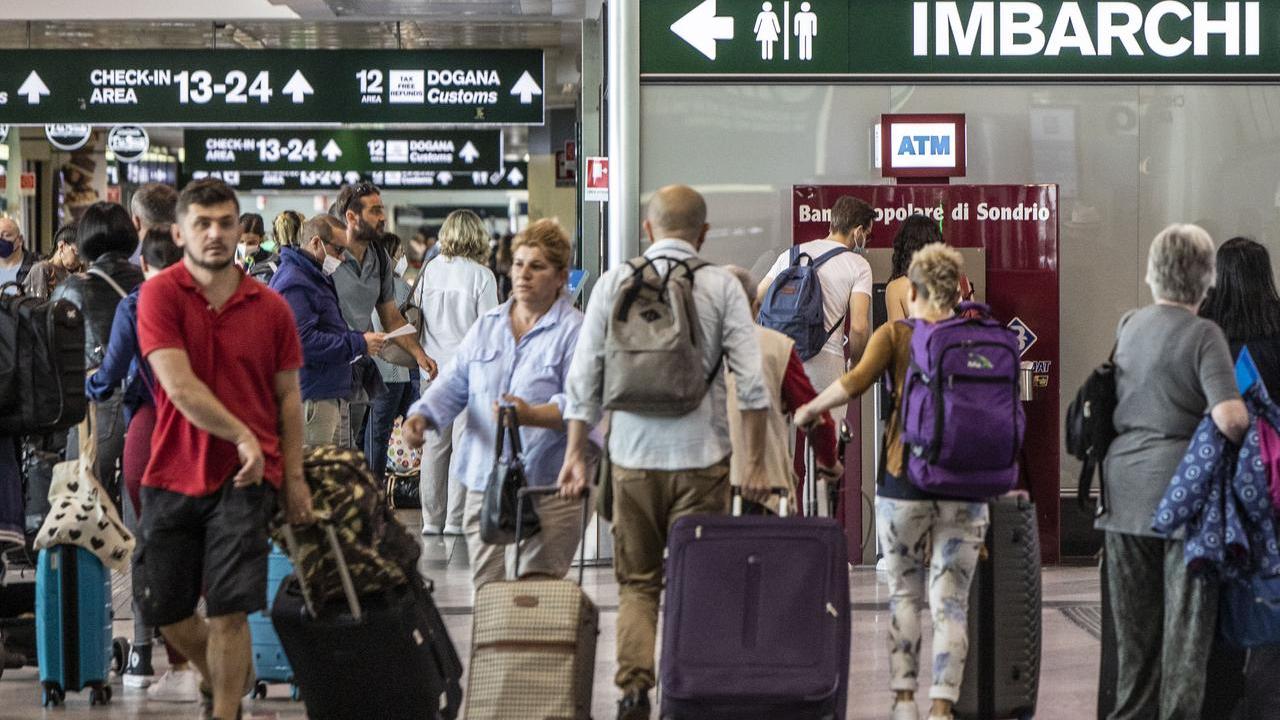 I turisti stranieri in Sardegna superano quelli italiani, ecco come cambia il mercato: tutti i numeri