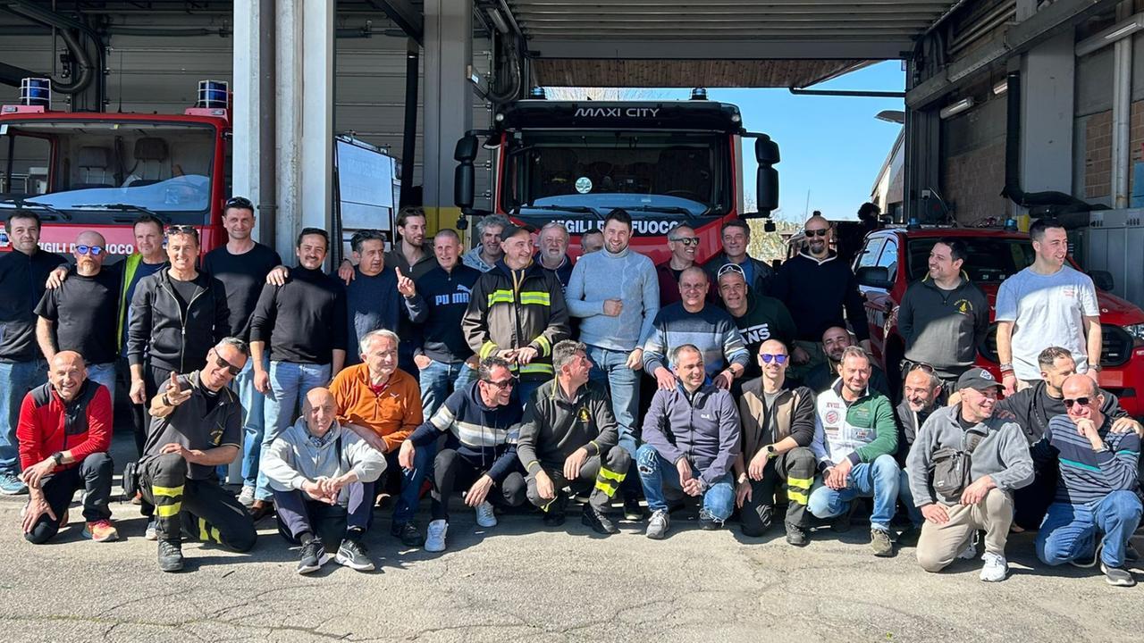 
	L'abbraccio a Marco Fulgeri, vigile del fuoco che va in pensione

