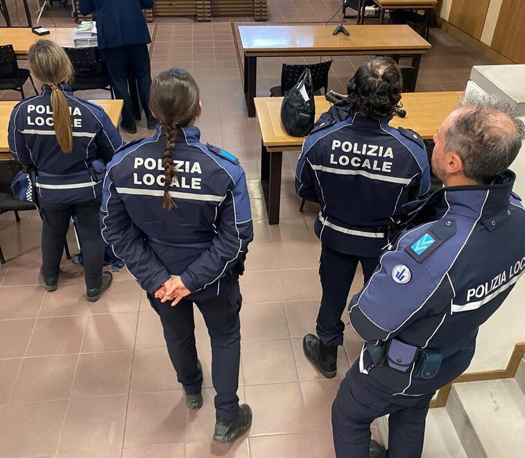Senza revisione e senza assicurazione scappa facendo lo slalom tra i pedoni con l’auto: arrestato
