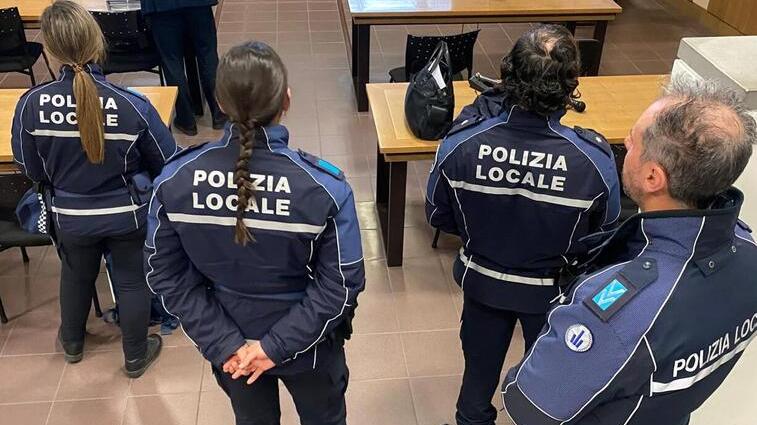 Senza revisione e senza assicurazione scappa facendo lo slalom tra i pedoni con l’auto: arrestato