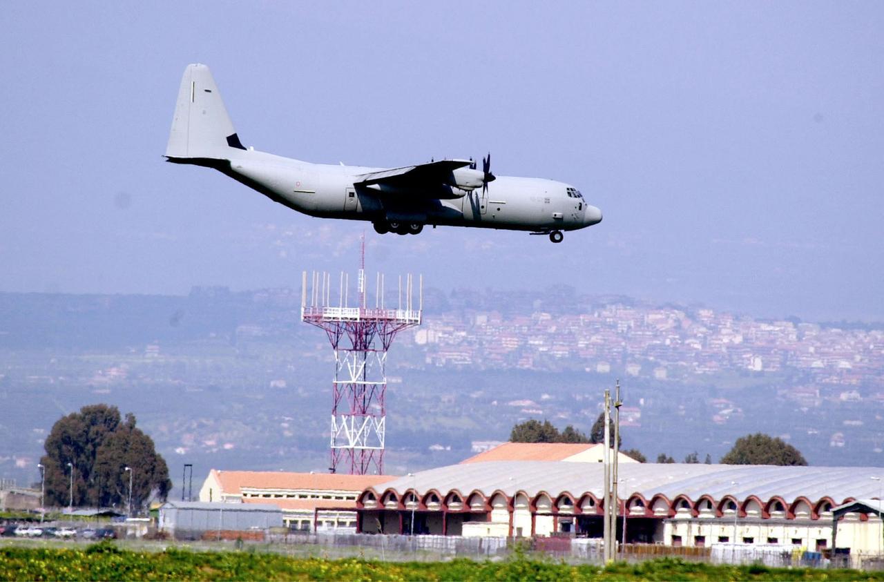 La base di Sigonella negata agli Usa, stop dell’Italia agli atterraggi di aerei diretti in Medio Oriente
