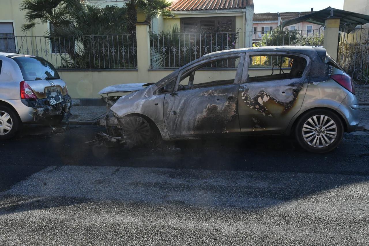 Auto in fiamme nelle prime ore del giorno: si segue la pista dell’attentato