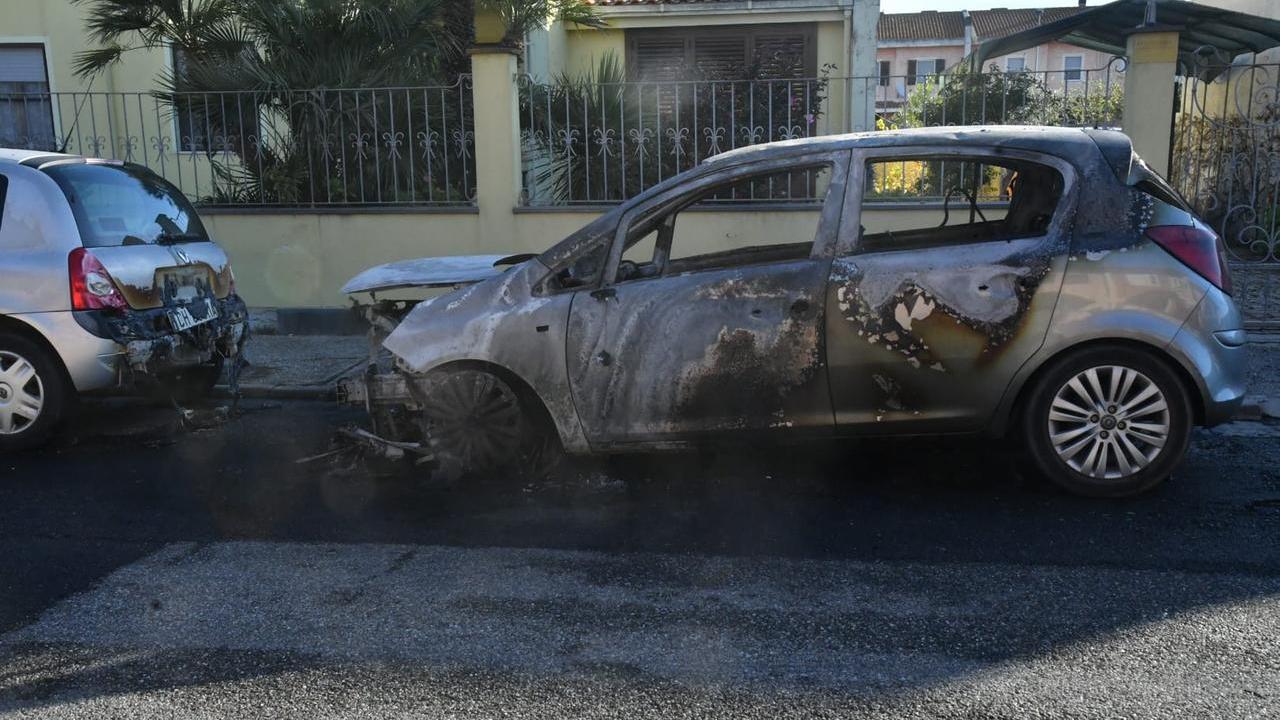 Cabras, le auto a fuoco in via Kolbe