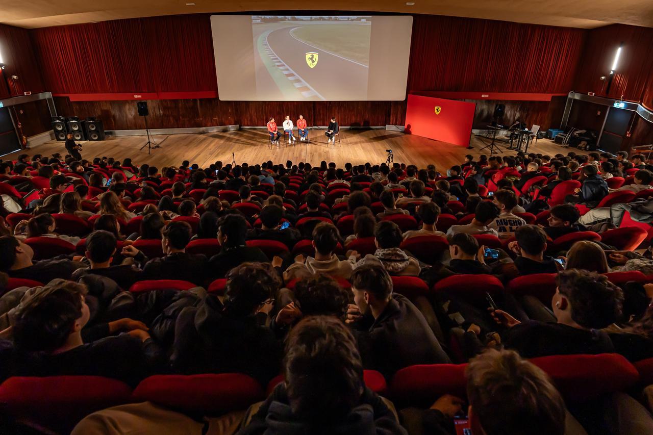 
	Quattrocento studenti al cinema Arena a tu per tu con i piloti Ferrari


