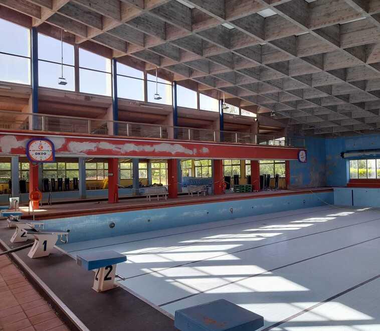 Montecatini, l’amministrazione: «Insostenibili i 9 milioni di euro per la piscina. Valutiamo anche la demolizione per ricostruirla più piccola»