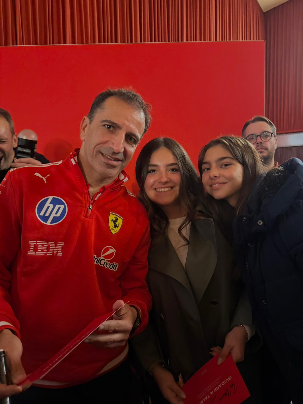 
	Due studentesse modenesi con Marc Gen&egrave; dopo l'incontro al cinema Arena

