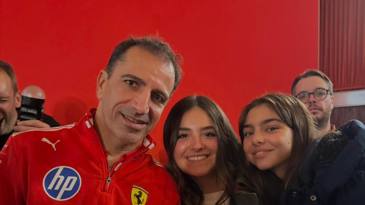 Due studentesse modenesi con Marc Genè dopo l'incontro al cinema Arena