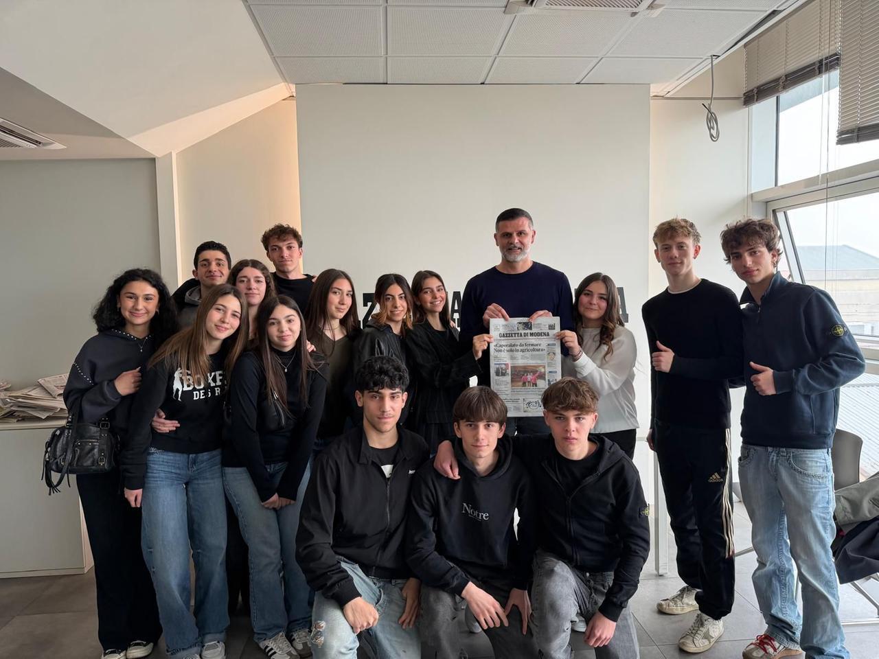 
	Gli studenti modenesi con Vincenzo Iaquinta, campione del Mondo nel 2006

