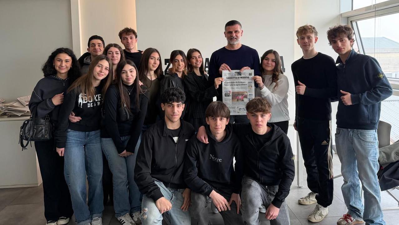 Gli studenti modenesi con Vincenzo Iaquinta, campione del Mondo nel 2006