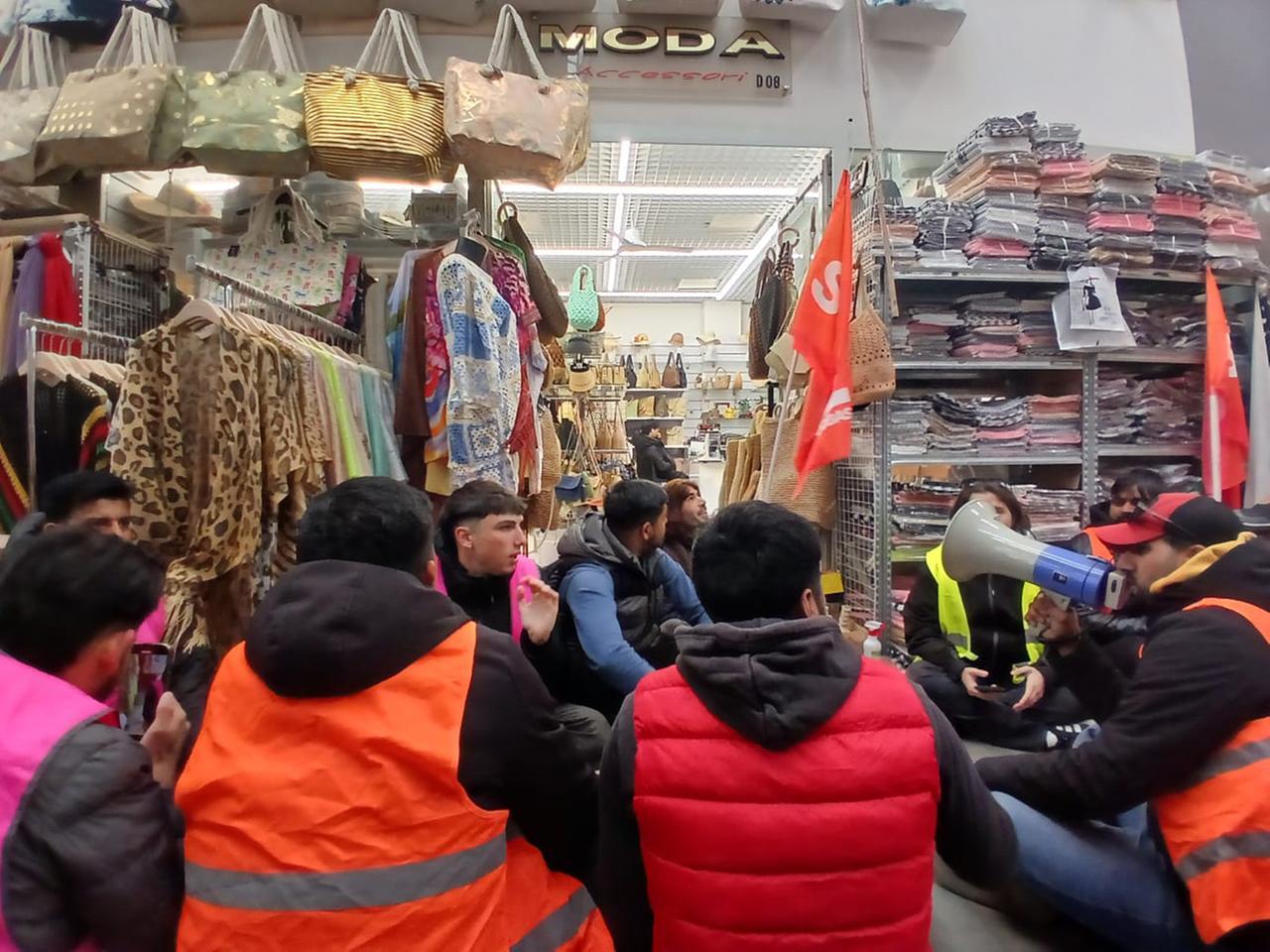 
	Il sit in dei lavoratori in sciopero davanti al negozio di Euroingro

