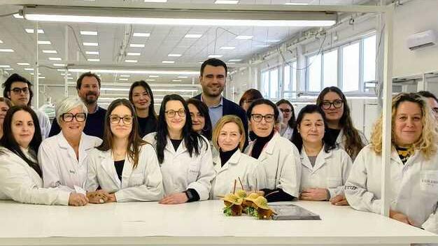 Capannori, al lavoro 35 ore ma ne pagano 40: la sfida di un’azienda del lusso <br>