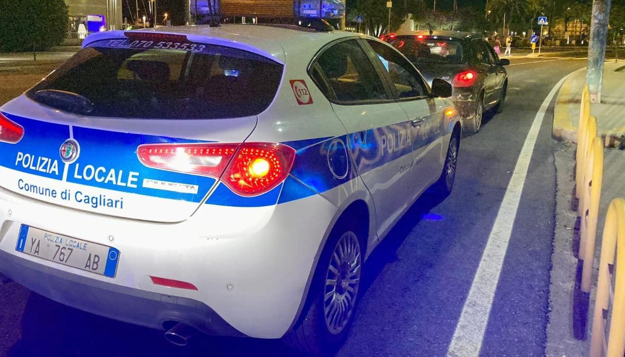 Travolto da un’auto mentre cammina sul bordo della Statale 195 dir: è grave – Cosa sappiamo