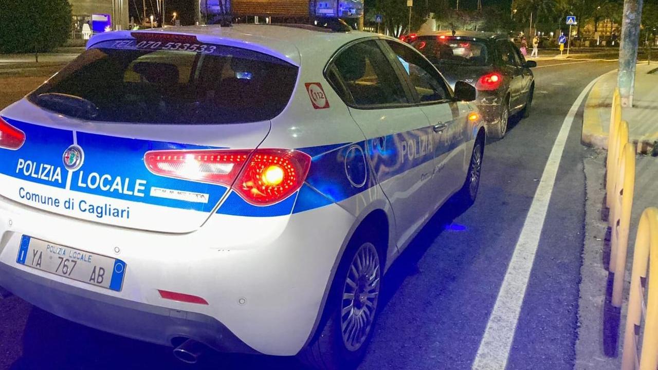 Travolto da un’auto mentre cammina sul bordo della Statale 195 dir: è grave – Cosa sappiamo