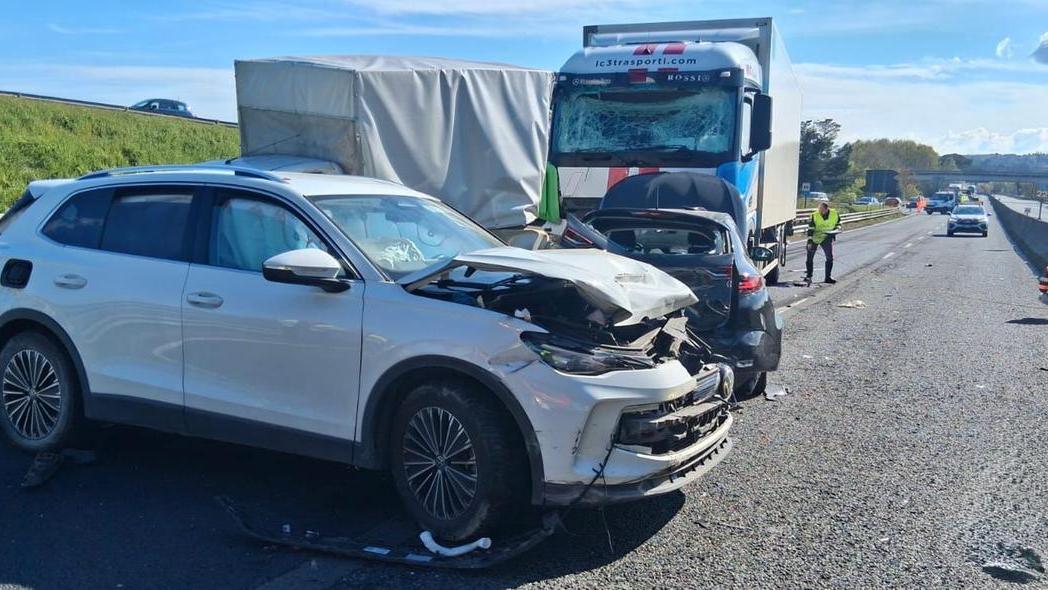 I mezzi coinvolti nell'incidente (foto Stick)