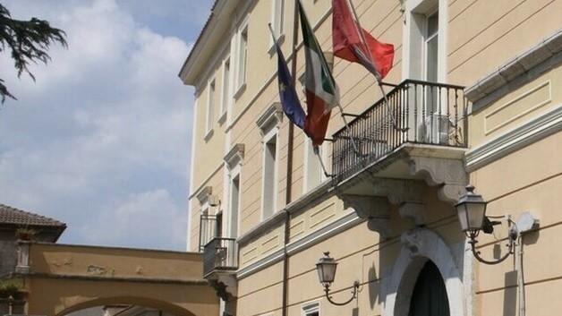 Dirigente del Comune arrestato per tangenti, in casa 157mila euro in contanti e orologi: ecco chi è