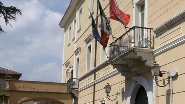 Dirigente del Comune arrestato per tangenti, in casa 157mila euro in contanti e orologi: ecco chi è