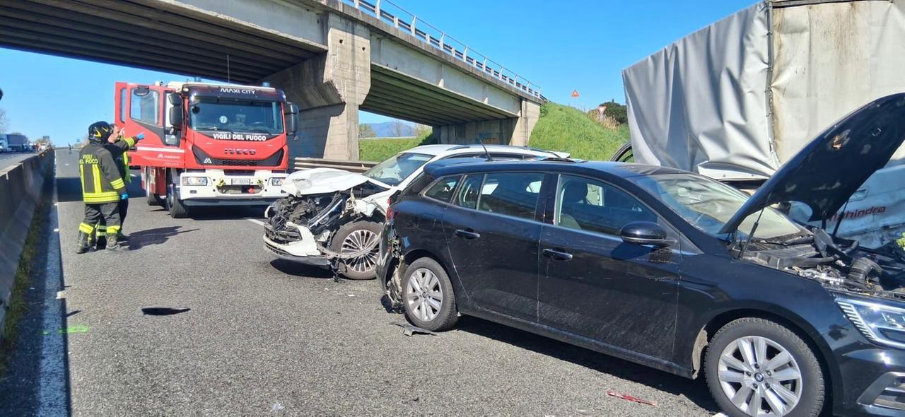 
	I mezzi coinvolti nell'incidente tra Montopoli e Pontedera (foto Stick)

