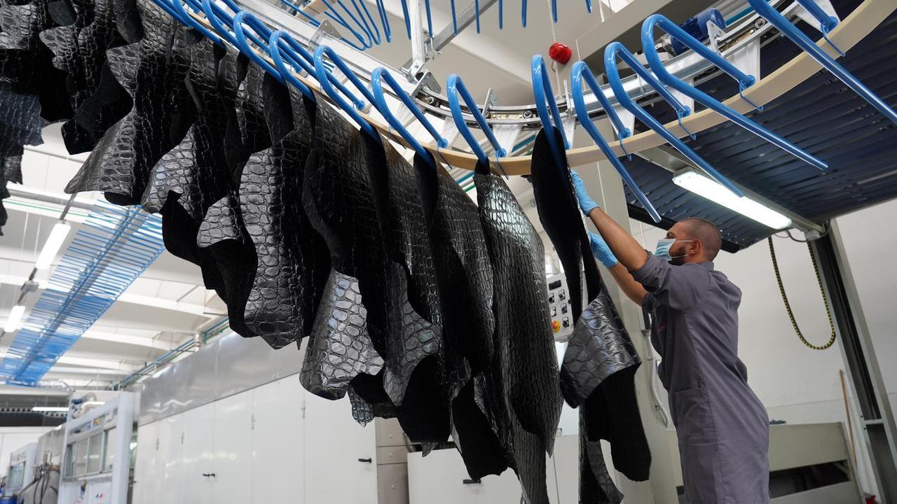 Un dipendente di un’azienda conciaria del Distretto di Santa Croce