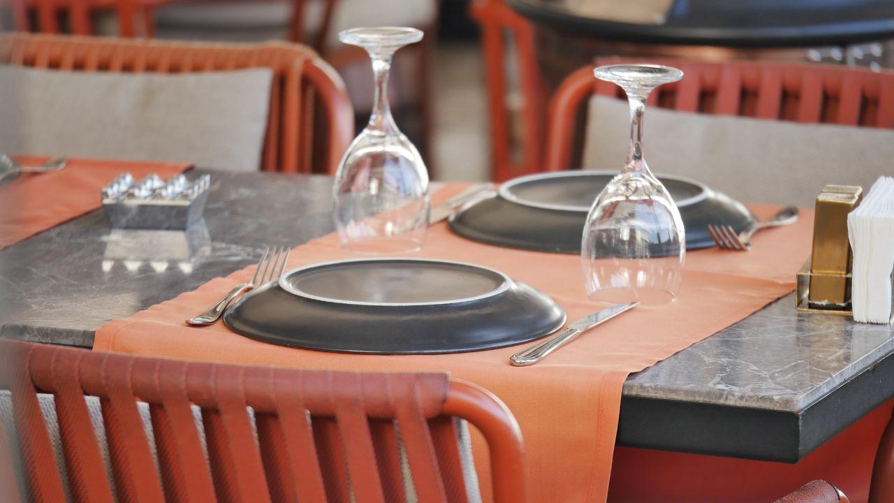 In Toscana scoperto un ristorante nel sottoscala: tavoli e sedie nel magazzino senza finestre