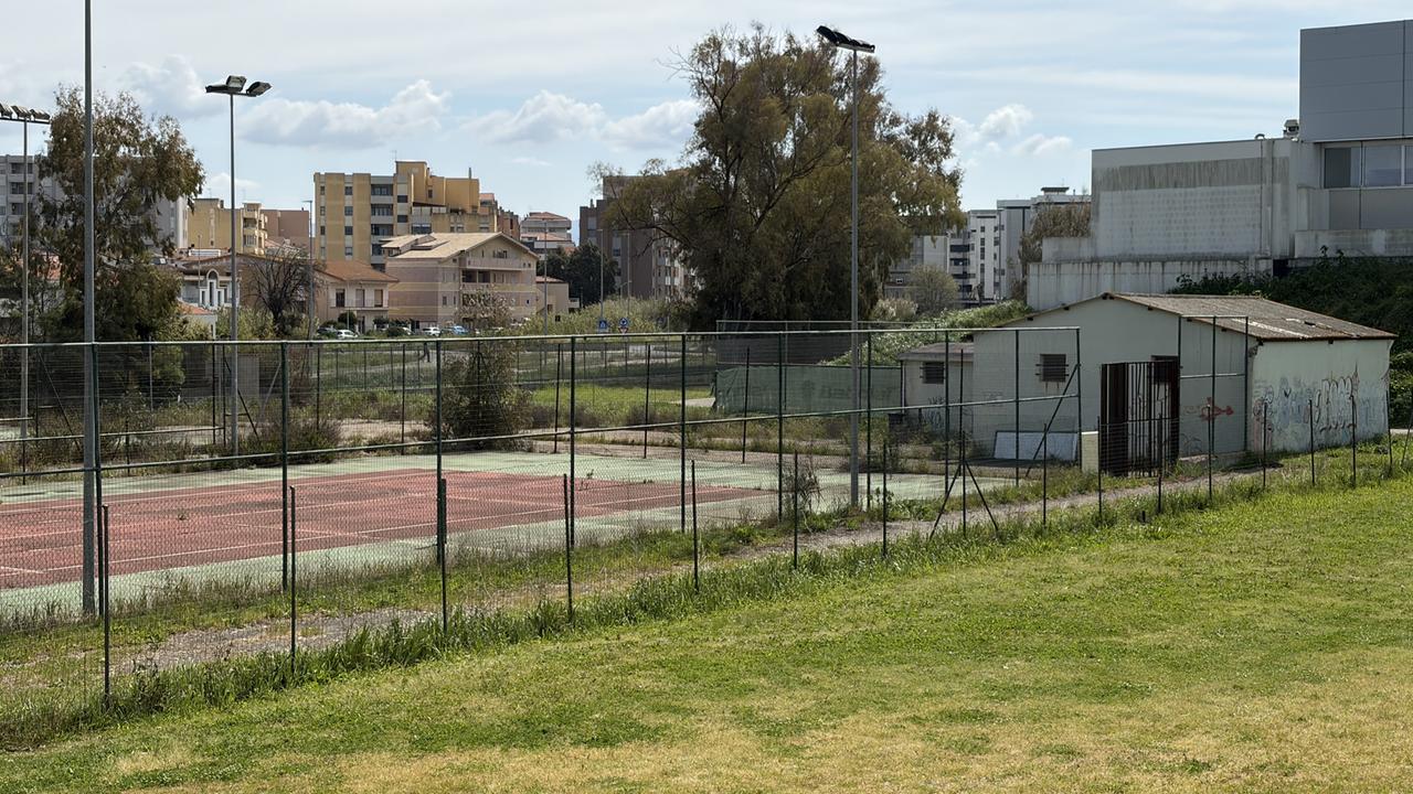 Una piscina olimpionica all’aperto al posto dei campi da tennis: ecco il progetto
