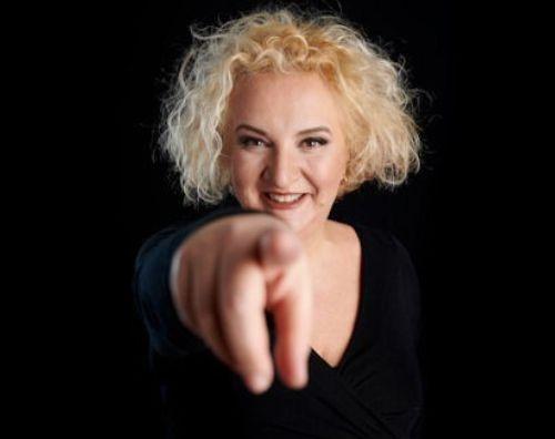 Maria Pia Timo porta in scena a Rio Saliceto “Sol di soldi”