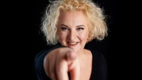 Maria Pia Timo porta in scena a Rio Saliceto “Sol di soldi”