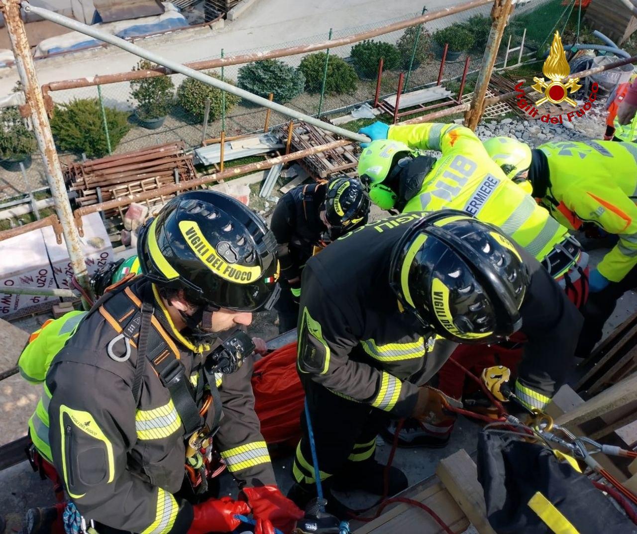 Schiacciato da alcune assi di legno in cantiere: 45enne in Rianimazione