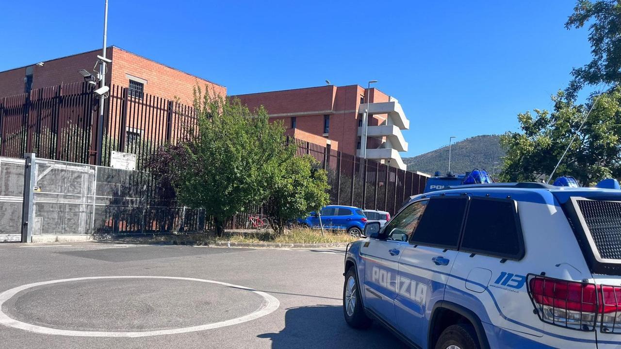 La droga ora arriva nel carcere di Prato anche con le frecce