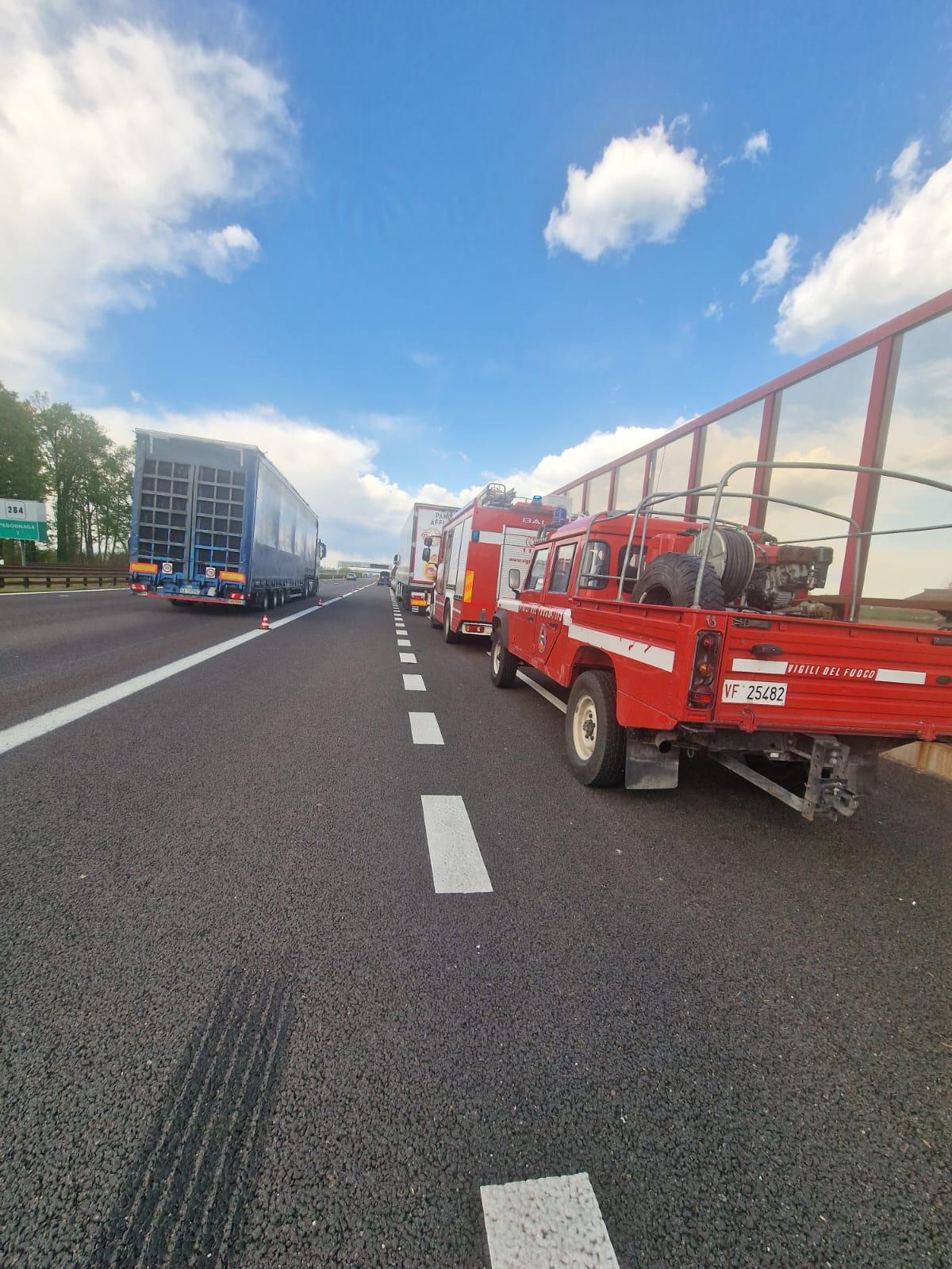 Ha un malore mentre guida sull’A22, riesce ad accostare: camionista trovato morto