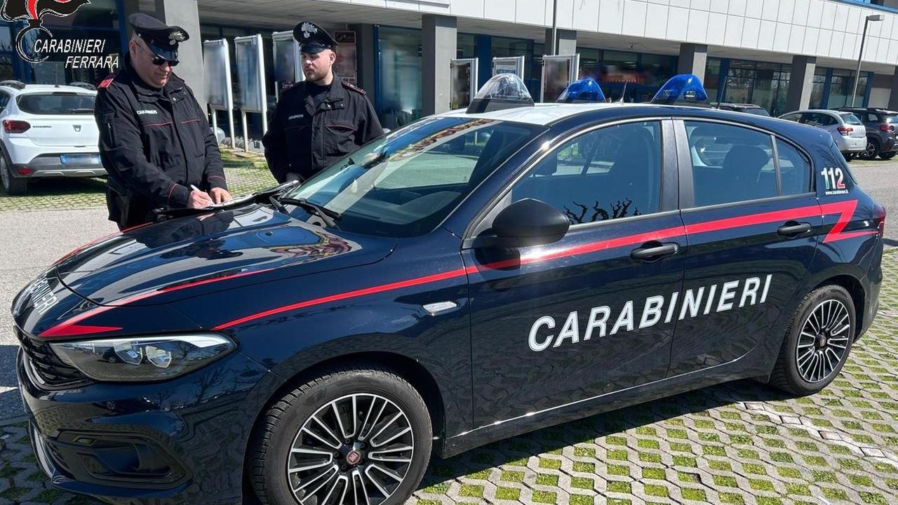 Cento, 19enne rapinato da due minorenni: denunciati