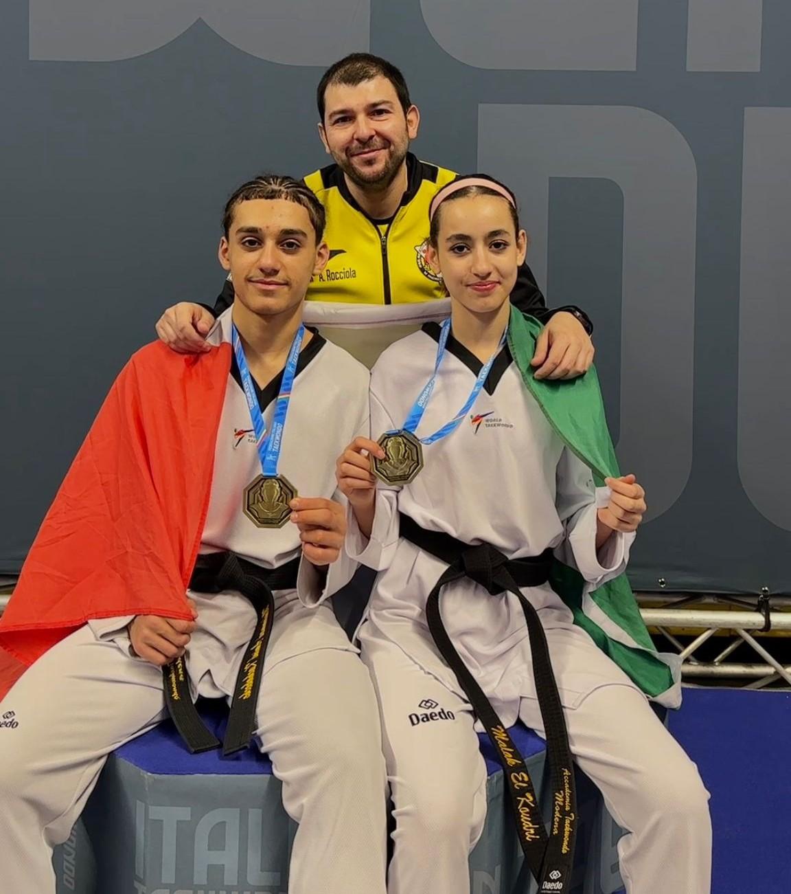 
	I cadetti Mohammad Kachakeche e Malak El Koudri con gli ori e il maestro Andrea Rocciola

