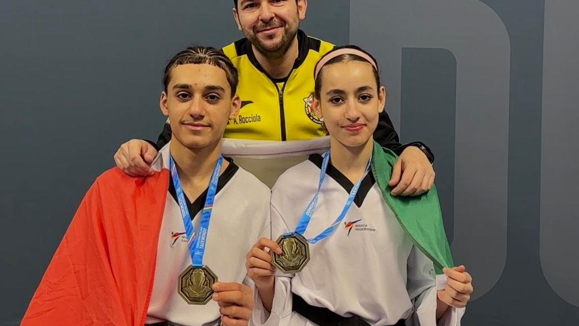 I cadetti Mohammad Kachakeche e Malak El Koudri con gli ori e il maestro Andrea Rocciola