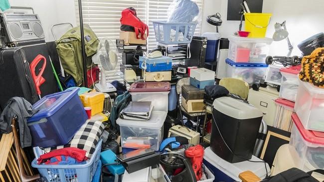 Accumulatrice seriale muore soffocata dai suoi pacchi, l’appartamento era saturo di oggetti