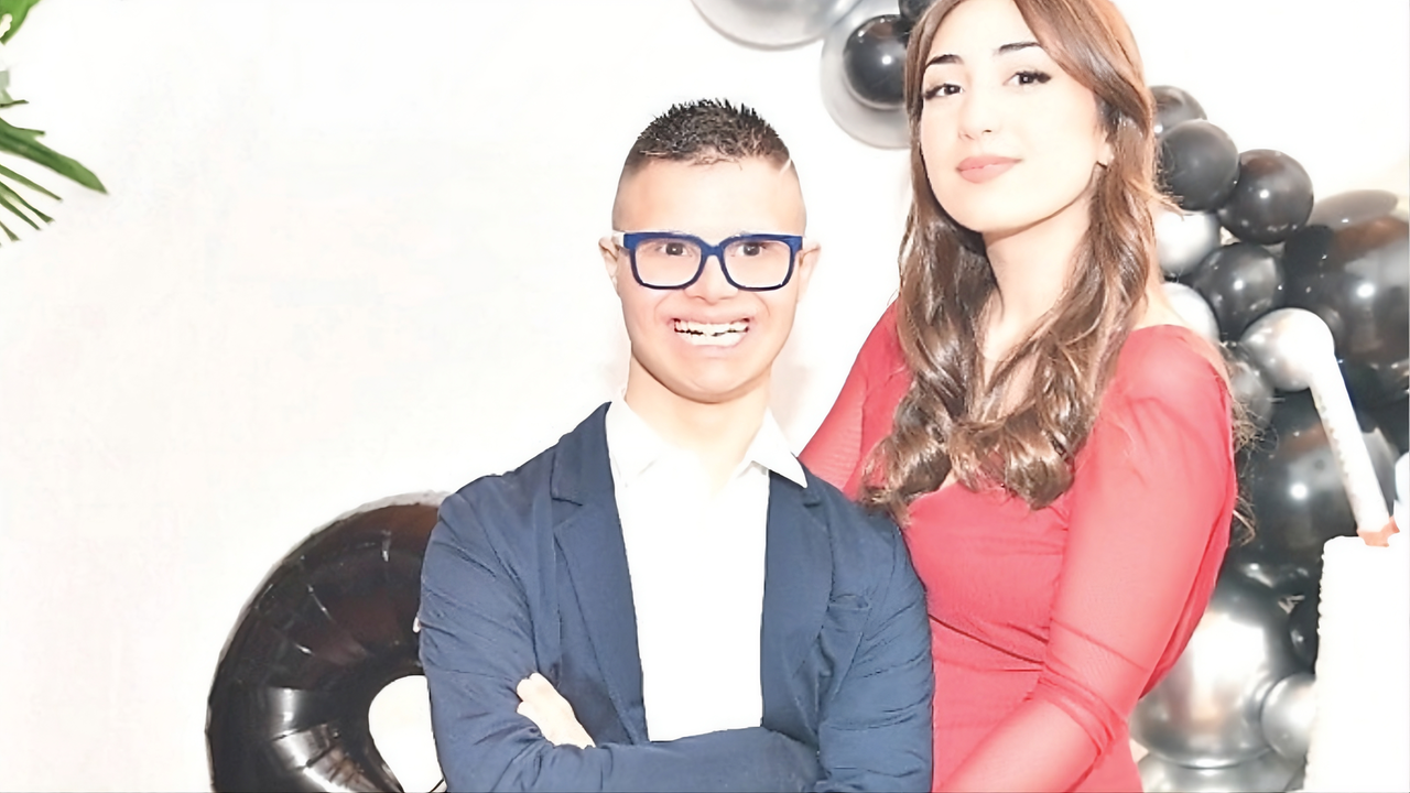 La festa a sorpresa per Giovanni, ai suoi 18 anni arrivano tutti i suoi idoli: da Soleandro ai Tenores di Bitti