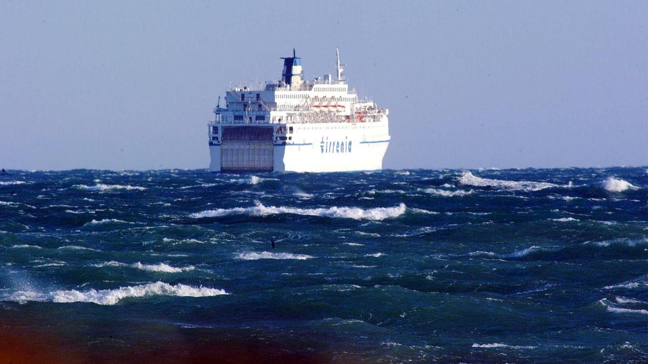Raffiche di vento fino a 40 nodi: le navi da Livorno e Civitavecchia non riescono ad attraccare al porto