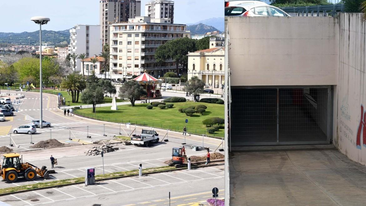 Olbia, arena per gli spettacoli al Molo Brin: nuovo parcheggio al posto degli stalli cancellati