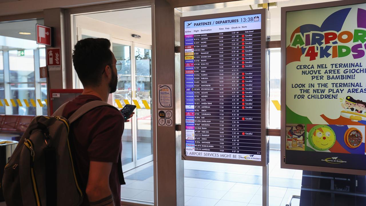 Scioperi di aprile, si inizia con lo stop agli aerei – Ecco tutte le giornate nere e i possibili disagi