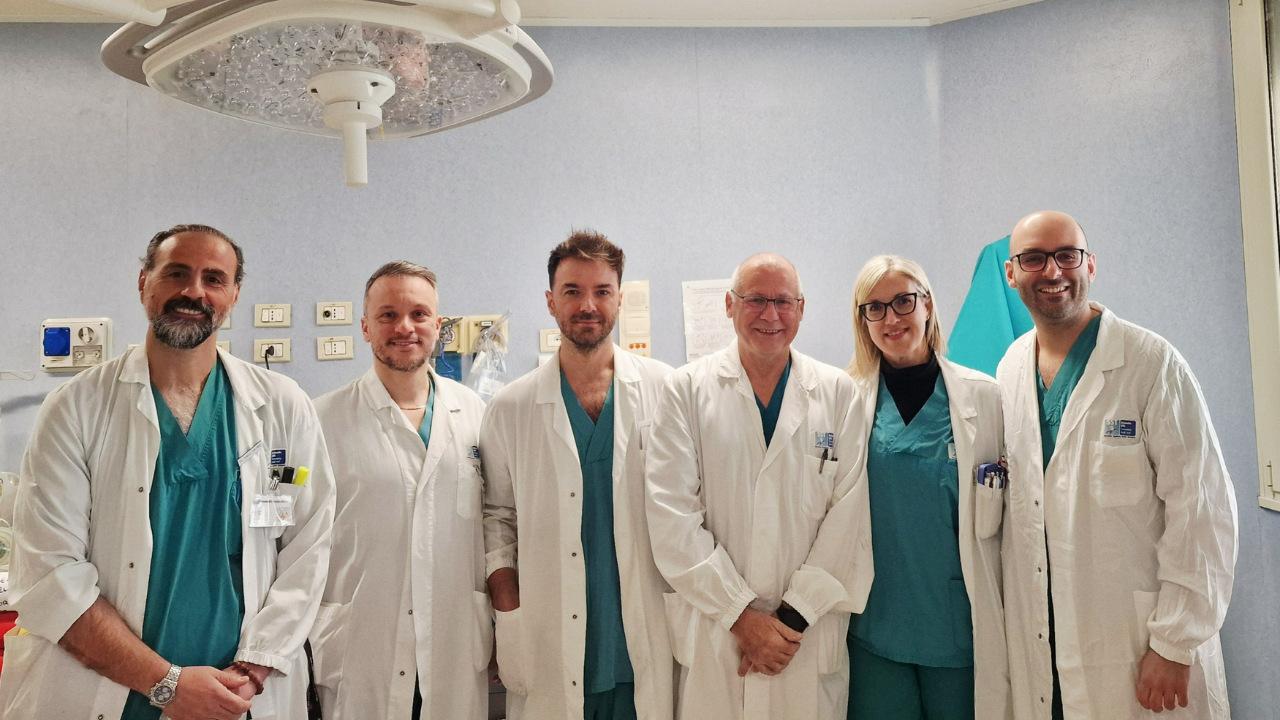 Lo staff di Urologia dell'ospedale di Campostaggia: Mario Savino, Nicola Tosi, Rudi Xhaferi, George Benaim, Chiara Catalano e Marco Chirico